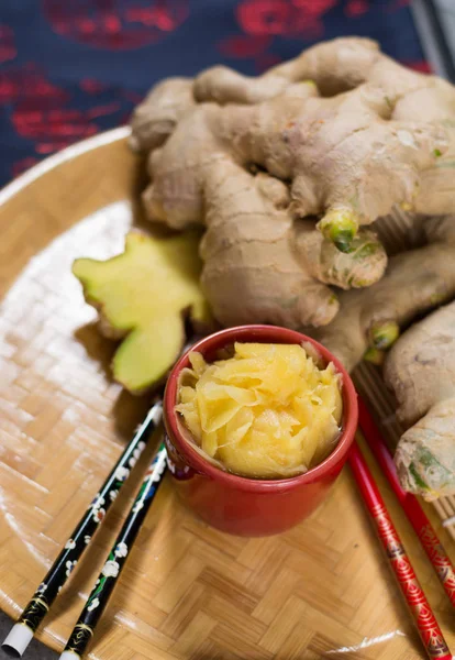 Seramik kase lezzetli taze salamura suşi zencefil.