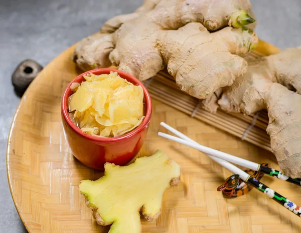 Seramik kase lezzetli taze salamura suşi zencefil.