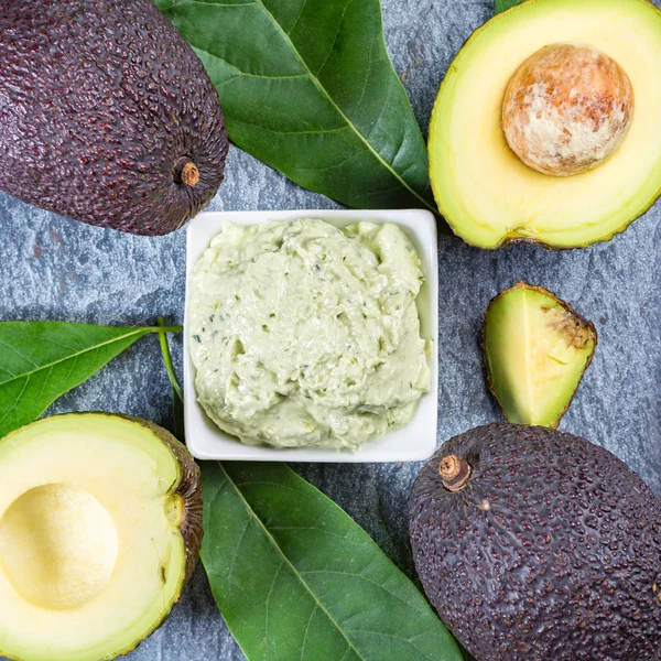 Avocado skin & hair care home spa, ripe avocados and bowl with h — Stock Photo, Image