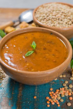 Ev yapımı kırmızı mercimek çorbası sarı kase