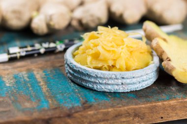 Seramik kase lezzetli taze salamura suşi zencefil.