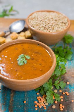 Ev yapımı kahverengi mercimek çorbası eski kil kase