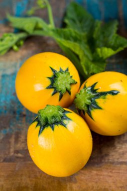 Yuvarlak sarı kabak veya kabak, ahşap arka plan üzerinde kapatın 