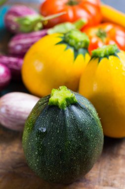 Taze organik sebze - yuvarlak kabak, küçük patlıcan, tom