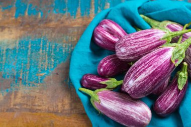 Vejetaryen Menü şablonu - ahşap masa üzerinde küçük taze patlıcan