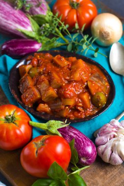En iyi İtalyan yemekleri - Sicilya caponata patlıcan, domates, soğan, sarımsak ve otlar, sağlıklı Vejetaryen yiyecekler ile