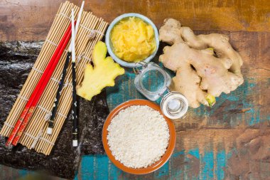 Asya gıda arka plan. Suşi ve rulo hazırlık. Ev geleneksel suşi malzemeler - zencefil, pirinç, vinager suşi yapmak,