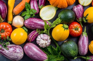 Taze organik sebze - yuvarlak kabak, küçük patlıcan, domates