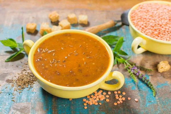 Ev yapımı kırmızı mercimek çorbası sarı kase