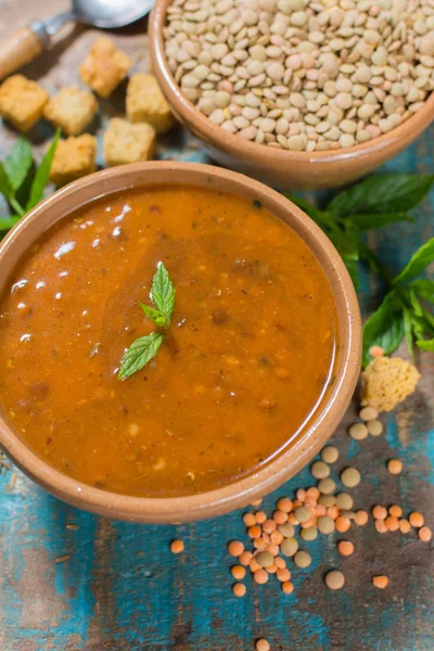 Ev yapımı kırmızı mercimek çorbası nane eski kil kase