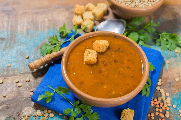 Ev yapımı kahverengi mercimek çorbası eski kil kase