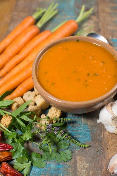 Sıcak biber biber, limon yapılan harissa ile baharatlı havuç çorbası