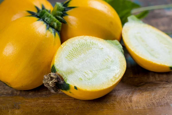 Sarı kabak veya kabak, ahşap arka plan üzerinde yuvarlak, sağlıklı gıda kapatın