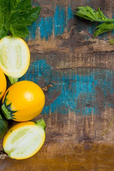 Yuvarlak sarı kabak veya kabak, ahşap zemin, uzay, sağlıklı gıda kopyalama