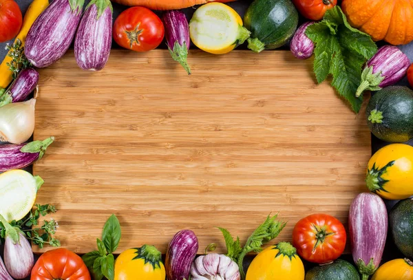 Kopya alanı ile Bamboe plaka, taze renkli organik sebze - kabak, küçük patlıcan, domates, yuvarlak konseptiyle restautant diyet kavramı, İtalyan ve Fransız Gıda, sağlıklı gıda. Menü temptale.