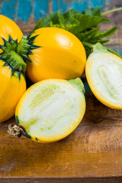 Sarı kabak veya kabak, ahşap arka plan üzerinde yuvarlak, sağlıklı gıda kapatın