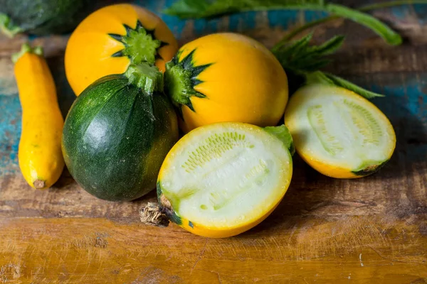 Sarı kabak veya kabak, ahşap arka plan üzerinde yuvarlak, sağlıklı gıda kapatın