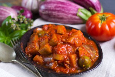 En iyi İtalyan yemekleri - Sicilya caponata ile patlıcan, domates, 