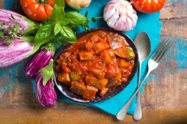 En iyi İtalyan yemekleri - Sicilya caponata ile patlıcan, domates, 