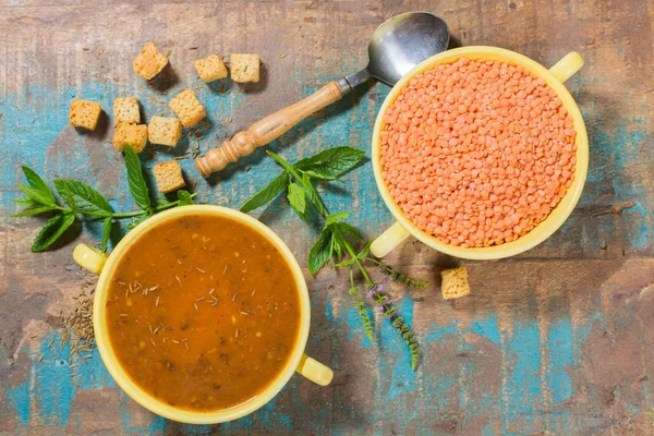 Ev yapımı kırmızı mercimek çorbası sarı kase