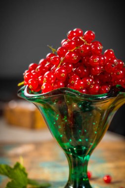 Masanın üzerine taze olgun kırmızı kuş üzümü çilek