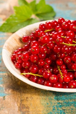 Taze olgun kırmızı kuş üzümü çilek masada, sağlıklı gıda