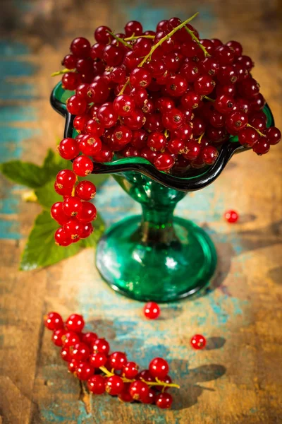 Taze olgun kırmızı kuş üzümü çilek masada, sağlıklı gıda