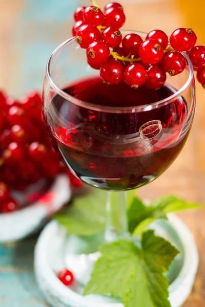 Taze olgun kırmızı kuş üzümü çilek ve likör masada, sağlıklı gıda