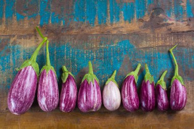 Vejetaryen Menü şablonu - ahşap masa üzerinde küçük taze patlıcan alanı, sağlıklı gıda kopyalayın.