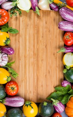 Kopya alanı ile Bamboe plaka, taze renkli organik sebze - kabak, küçük patlıcan, domates, yuvarlak konseptiyle restautant diyet kavramı, İtalyan ve Fransız Gıda, sağlıklı gıda. Menü temptale.