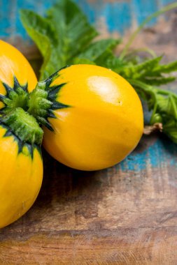 Sarı kabak veya kabak, ahşap arka plan üzerinde yuvarlak, sağlıklı gıda kapatın