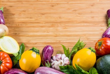 Kopya alanı ile Bamboe plaka, taze renkli organik sebze - kabak, küçük patlıcan, domates, yuvarlak konseptiyle restautant diyet kavramı, İtalyan ve Fransız Gıda, sağlıklı gıda. Menü temptale.