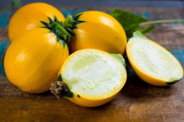 Sarı kabak veya kabak, ahşap arka plan üzerinde yuvarlak, sağlıklı gıda kapatın