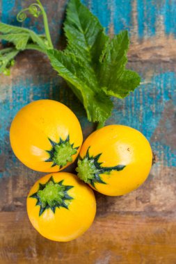 Sarı kabak veya kabak, ahşap arka plan üzerinde yuvarlak, sağlıklı gıda kapatın