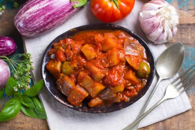 En iyi İtalyan yemekleri - Sicilya caponata patlıcan, domates, soğan, sarımsak ve otlar, sağlıklı Vejetaryen yiyecekler ile