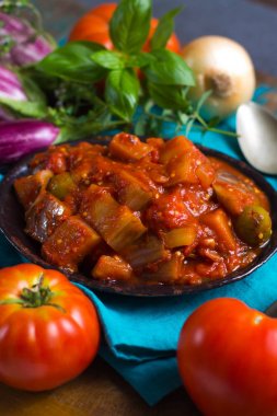 En iyi İtalyan yemekleri - Sicilya caponata patlıcan, domates, soğan, sarımsak ve otlar, sağlıklı Vejetaryen yiyecekler ile