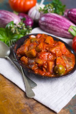En iyi İtalyan yemekleri - Sicilya caponata patlıcan, domates, soğan, sarımsak ve otlar, sağlıklı Vejetaryen yiyecekler ile
