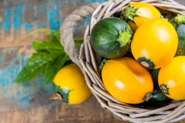 Sarı kabak veya kabak, ahşap arka plan üzerinde yuvarlak, sağlıklı gıda kapatın