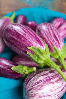 Vejetaryen Menü şablonu - ahşap masa üzerinde küçük taze patlıcan alanı, sağlıklı gıda kopyalayın.