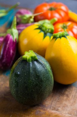 Taze renkli organik sebze - yuvarlak kabak, küçük patlıcan, domates, diyet kavramı, İtalyan ve Fransız Gıda, sağlıklı gıda.