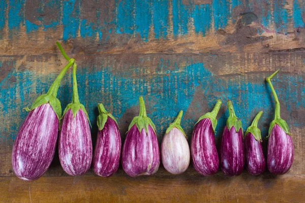 Vejetaryen Menü şablonu - ahşap masa üzerinde küçük taze patlıcan alanı, sağlıklı gıda kopyalayın.