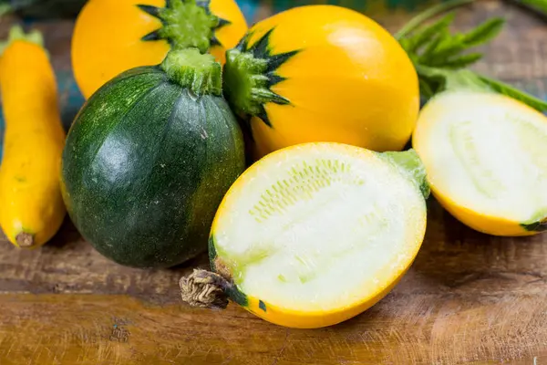 Sarı kabak veya kabak, ahşap arka plan üzerinde yuvarlak, sağlıklı gıda kapatın