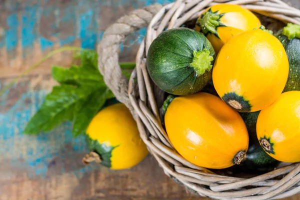 Sarı kabak veya kabak, ahşap arka plan üzerinde yuvarlak, sağlıklı gıda kapatın