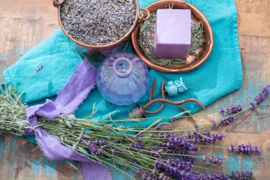 Lavanta sabun ve doğal parfümlü yağı, taze veya kurutulmuş lavanta çiçekleri, aroma spa treathment ve welness kadınlar için yapılmış