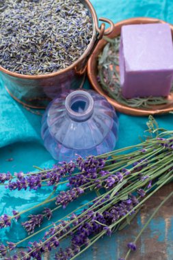 Lavanta sabun ve doğal parfümlü yağı, taze veya kurutulmuş lavanta çiçekleri, aroma spa treathment ve welness kadınlar için yapılmış