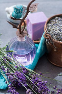 Lavanta sabun ve doğal parfümlü yağı, taze veya kurutulmuş lavanta çiçekleri, aroma spa treathment ve welness kadınlar için yapılmış
