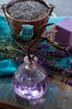 Lavanta sabun ve doğal parfümlü yağı, taze veya kurutulmuş lavanta çiçekleri, aroma spa treathment ve welness kadınlar için yapılmış