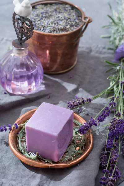 Lavanta sabun ve doğal parfümlü yağı, taze veya kurutulmuş lavanta çiçekleri, aroma spa treathment ve welness kadınlar için yapılmış