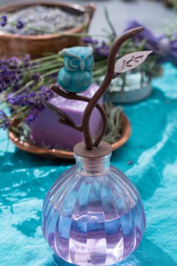 Lavanta sabun ve doğal parfümlü yağı, taze veya kurutulmuş lavanta çiçekleri, aroma spa treathment ve welness kadınlar için yapılmış