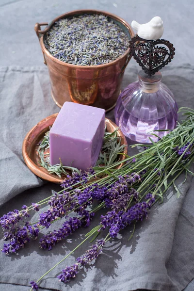 Lavanta sabun ve doğal parfümlü yağı, taze veya kurutulmuş lavanta çiçekleri, aroma spa treathment ve welness kadınlar için yapılmış